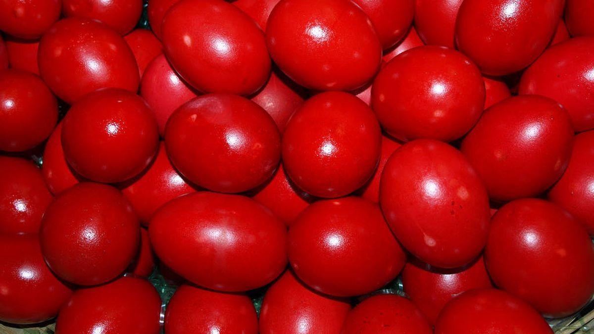 Τα μισά αυγά σπάνε κατά το βράσιμο ενώ το χρώμα εισχωρεί μέσα από το τσόφλι; Διάβασε μερικά βασικά μυστικά για να βάψεις τα Πασχαλινά αυγά δίχως απώλειες