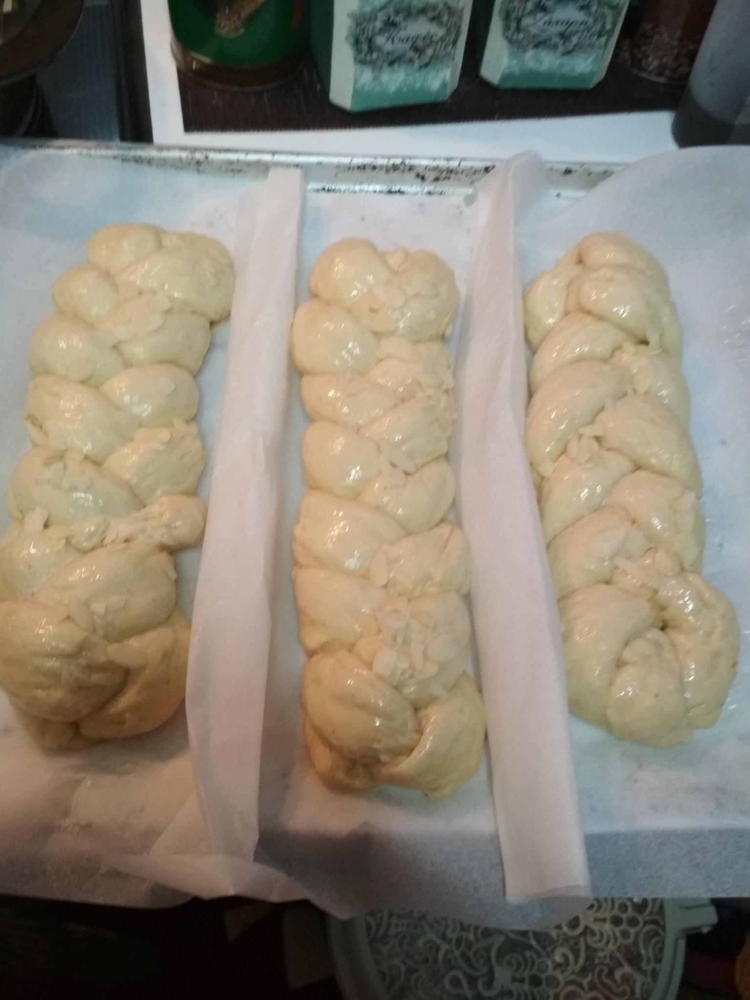 Συνταγή για τσουρέκια με ζαχαρουχο γάλα