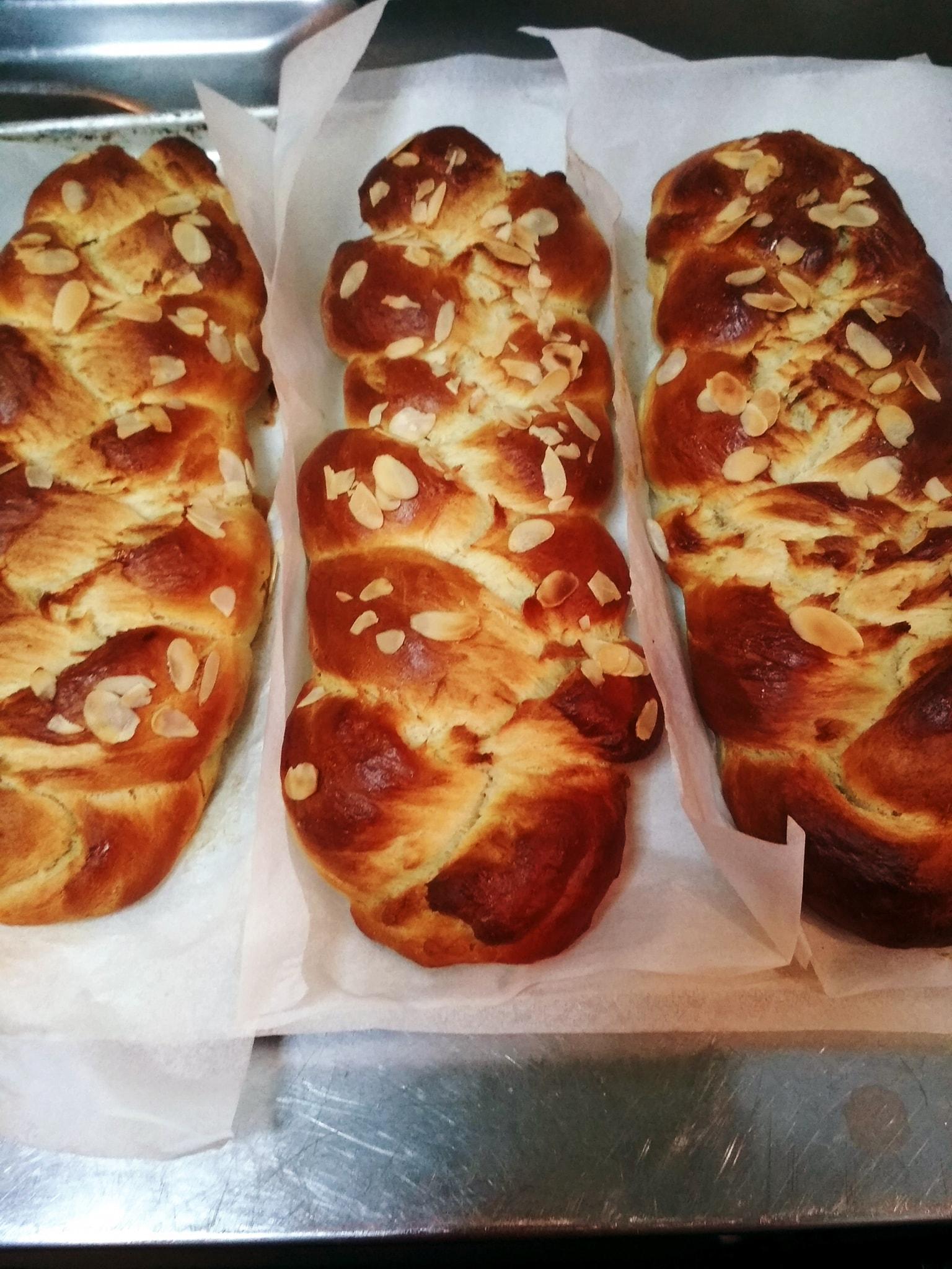 Συνταγή για τσουρέκια με ζαχαρουχο γάλα