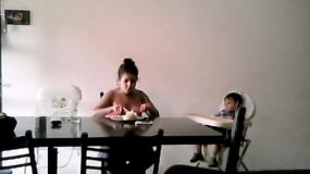 Φρικιαστικο  βίντεο: Νταντά ξυλοκοπεί 2χρονο και του τρώει το φαγητό!