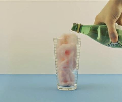 Βάζει perrier και ένα ακόμη υλικό στο ποτήρι.Ο λόγος; Απίστευτος! ΒΙΝΤΕΟ