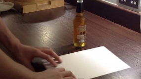 Απίστευτο! Δείτε τι κάνει με ένα μπουκάλι μπύρας και ένα κομμάτι χαρτί σε 27 δευτερόλεπτα! ΒΙΝΤΕΟ
