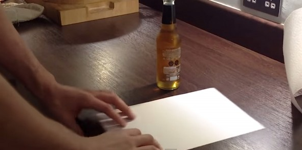 Απίστευτο! Δείτε τι κάνει με ένα μπουκάλι μπύρας και ένα κομμάτι χαρτί σε 27 δευτερόλεπτα! ΒΙΝΤΕΟ