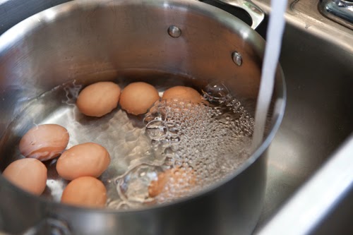 Τα μισά αυγά σπάνε κατά το βράσιμο ενώ το χρώμα εισχωρεί μέσα από το τσόφλι; Διάβασε μερικά βασικά μυστικά για να βάψεις τα Πασχαλινά αυγά δίχως απώλειες