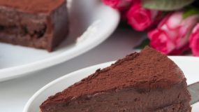 Νηστίσιμη τούρτα με σοκολάτα και ταχίνι απο το Στελιο Παρλιαρο