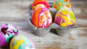 Πως να βάψετε τα πασχαλινά αυγά σας με... βερνίκι νυχιών!Δειτε το video που θα σας ξετρελανει