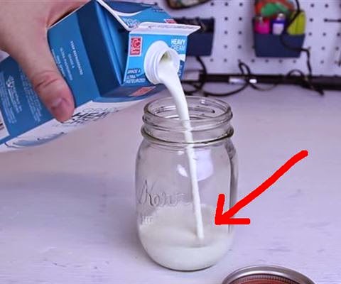 Βαζει  κρέμα γάλακτος σε ένα βάζο, και σε 5 λεπτά...Δε θα πιστευετε στα ματια σας