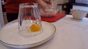 Εβάλε ενα ποτήρι πανω απο ένα αυγο δευτερολεπτα αργοτερα;Εφτιαξε το πιο λαχταριστο γλυκο