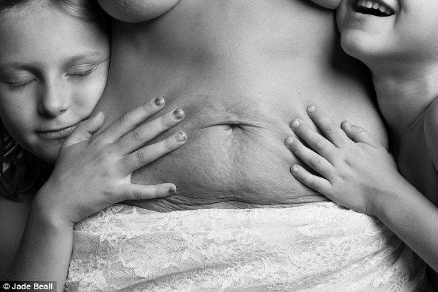 Η ΠΡΑΓΜΑΤΙΚΟΤΗΤΑ του γυναικειου σωματος στην εγκυμοσυνη και μετα αποτυπωμενη με τον πιο ρεαλιστικο τροπο