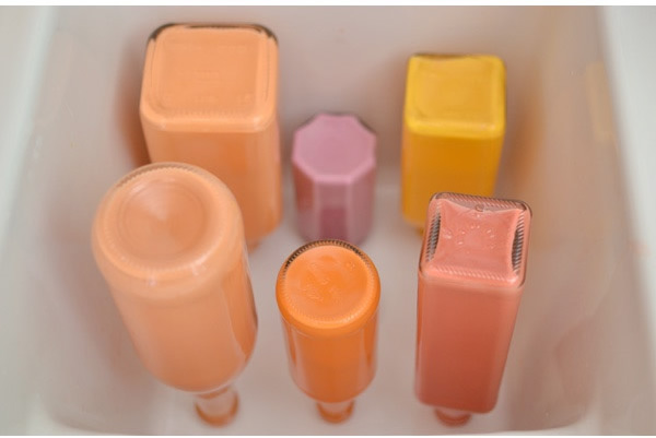 convertir botellas de vidrio en jarrones de colores
