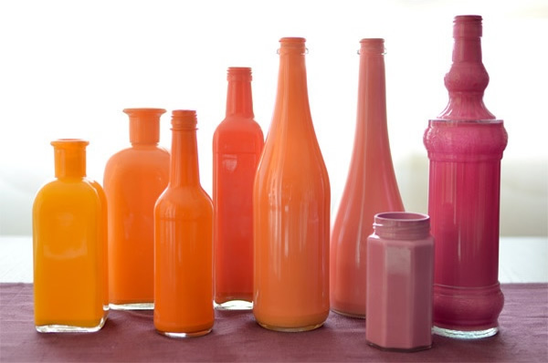 convertir botellas de vidrio en jarrones de colores