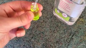 Ρίχνει baby oil σε ένα μικρο βαζάκι;Γιατί;Δείτε το video που θα σας ξετρελάνει!