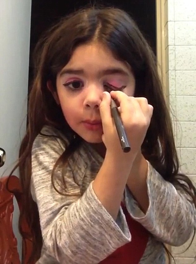 Θλιβερό: 5χρονο κοριτσάκι μοιράζει συμβουλές ομορφιάς στο διαδίκτυο και προκαλεί θύελλα αντιδράσεων