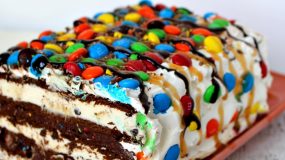 Λαχταριστή τούρτα παγωτό με τρια μονο υλικα ετοιμη σε πεντε λεπτα!!!Ιδανικη για παιδικα γενεθλια
