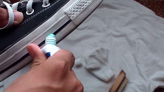 Δείτε στο video απίστευτες ιδέες για καθάρισμα με μια...Οδοντόκρεμα!