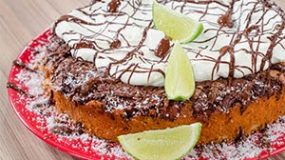 Μαλακό κέικ χωρίς λακτόζη με καρύδα & σοκολάτα από τον Ανδρέα Λαγό