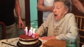 θα κρατάτε τη κοιλιά σας απο το γέλιο!Γιαγιά 102 χρονών φυσάει τα κεράκια και εκτοξεύεται η μασέλα