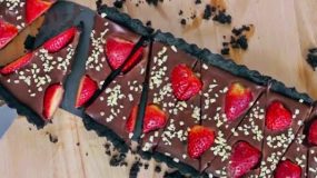 Πανεύκολη σοκολατένια τάρτα με μπισκότα oreo και φράουλες