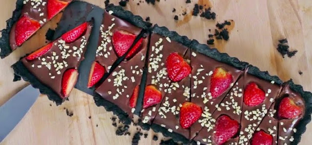 Πανεύκολη σοκολατένια τάρτα με μπισκότα oreo και φράουλες