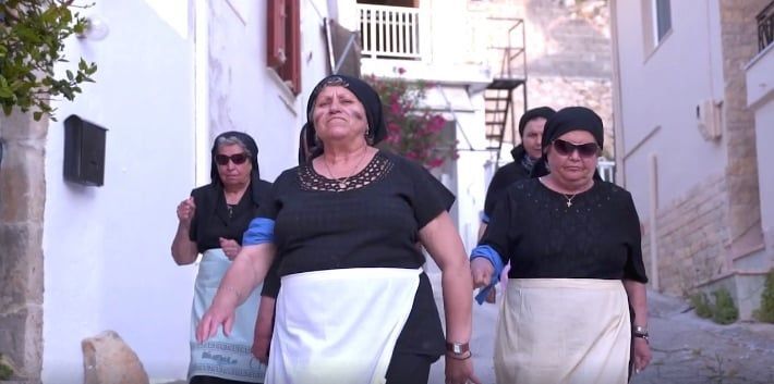 Λυπάμαι, Ελληνίδα μάνα, που θα σου χαλάσω το δακρύβρεχτο σου δράμα