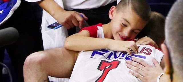 Η στοργική αγκαλιά του Βασίλη Σπανουλη στο γιου του στο τελος του αγωνα [εικόνες & βίντεο]