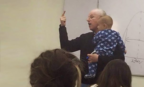 Όταν το μωρό μιας φοιτήτριας άρχισε να κλαίει στην τάξη, ο καθηγητής της έκανε κάτι απρόσμενο!