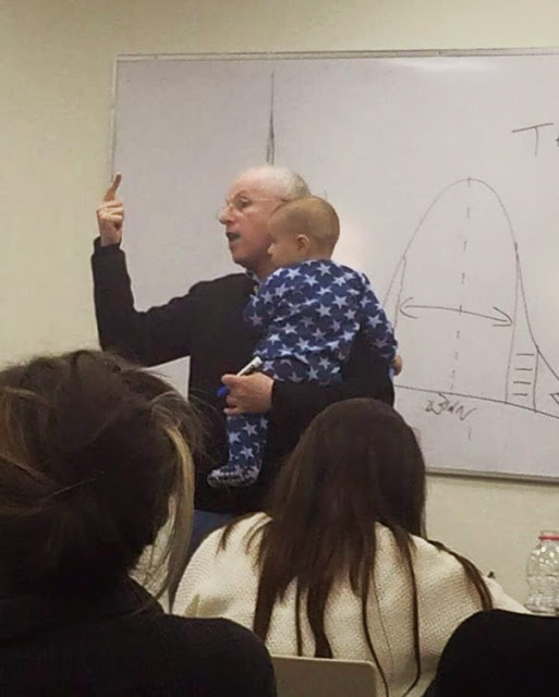 Όταν το μωρό μιας φοιτήτριας άρχισε να κλαίει στην τάξη, ο καθηγητής της έκανε κάτι απρόσμενο!