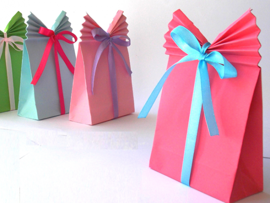 Υπέροχη ιδεα: Με ενα απλο χαρτί φτιάξτε μια σακούλα για δώρο!Δείτε το video