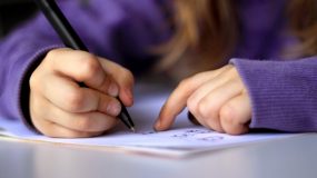 5 συνηθισμένα λάθη που κάνουν τα παιδιά όταν μαθαίνουν να γράφουν (και πώς να τα διορθώσετε)