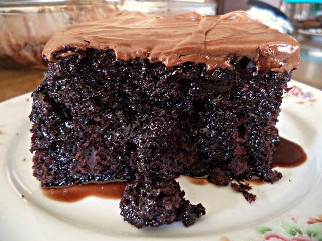 Κολασμένη σοκολατοπιτα με λαχταριστο frosting σοκολατας! Απο τη Σοφη Τσιωπου