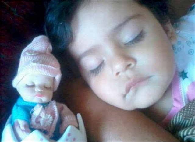 32 περιπτώσεις μωρών που μοιάζουν με τις κούκλες τους λες και είναι αδερφάκια!(PHOTO)