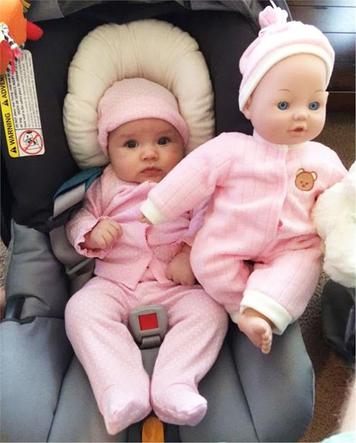 32 περιπτώσεις μωρών που μοιάζουν με τις κούκλες τους λες και είναι αδερφάκια!(PHOTO)