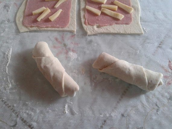 Πιτα-κρουασαν γεμιστη με ζαμπον και τυρί