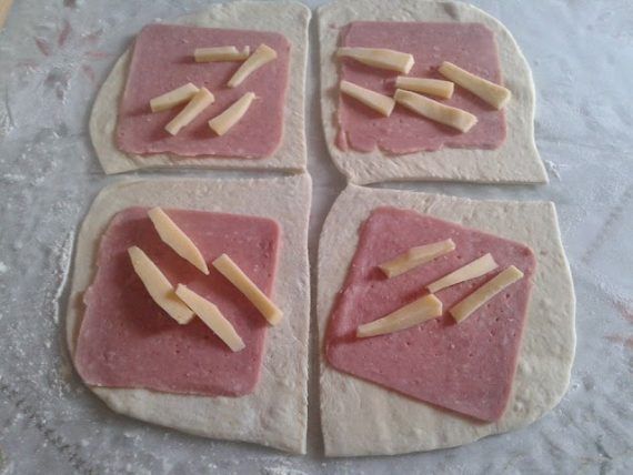 Πιτα-κρουασαν γεμιστη με ζαμπον και τυρί