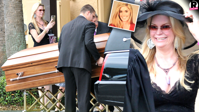 Τραγικο:Γνωστη τηλεπερσονα έβγαζε φωτογραφίες το φέρετρο στην κηδεία της κόρης της