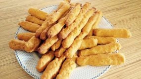 Σνακ για παιδιά:Συνταγή για κριτσίνια τυριού και καροτοκριτσίνια από την Ελένη Μακροδημήτρη