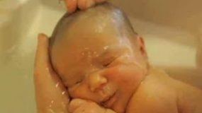 Το πρώτο μπάνιο ενός μωρού