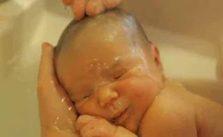 Το πρώτο μπάνιο ενός μωρού
