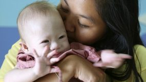 Εγκατέλειψαν το μωρό τους στην παρένθετη μητέρα γιατί γεννήθηκε με σύνδρομο Down