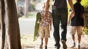 Όταν είμαι μαζί σας: Ένας μπαμπάς απολογείται στα παιδιά του