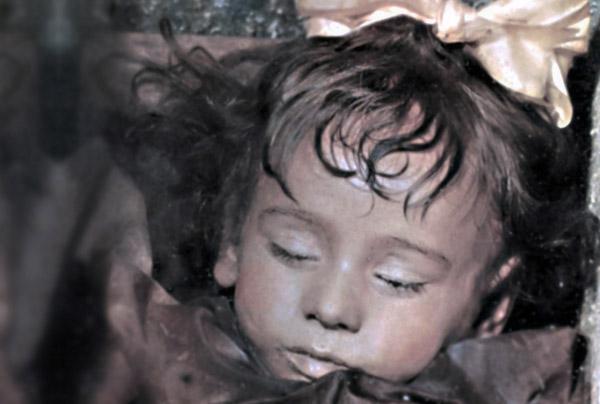 Η ωραία κοιμωμένη της Σικελίας. Μούμια δίχρονου κοριτσιού από το 1920, ανοιγοκλείνει τα μάτια της!...