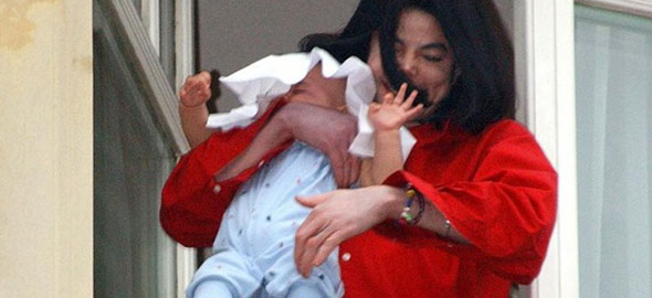 Ο Μάικλ Τζάκσον με το μωρό