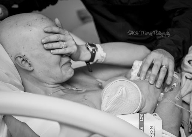 Ας υποκλιθούμε σε αυτή τη μητέρα:Οι φωτογραφίες που κάνουν τον γύρω του διαδικτύου προκαλώντας δάκρυα