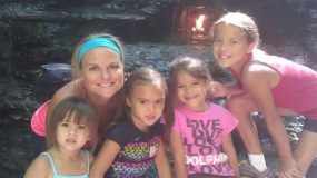 To μεγαλείο ψυχης: Μητέρα  υιοθέτησε τις τέσσερις κόρες της φίλης της όταν αυτη  έχασε τη μάχη με τον καρκίνο.
