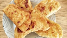 Συνταγή για παιδιά: τηγανίτες τυρόπιτες απο την Ελένη Μακροδημήτρη