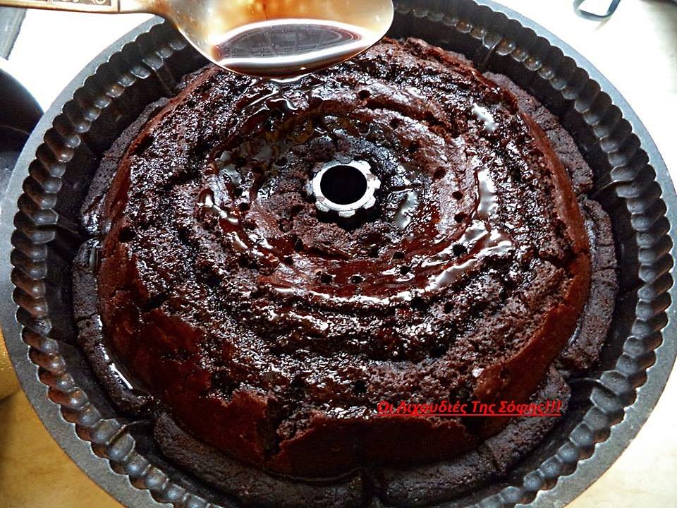 Νηστίσιμο σοκολατένιο σιροπιαστό κέικ με επικάλυψη μερέντας απο τη Σοφη Τσιώπου!