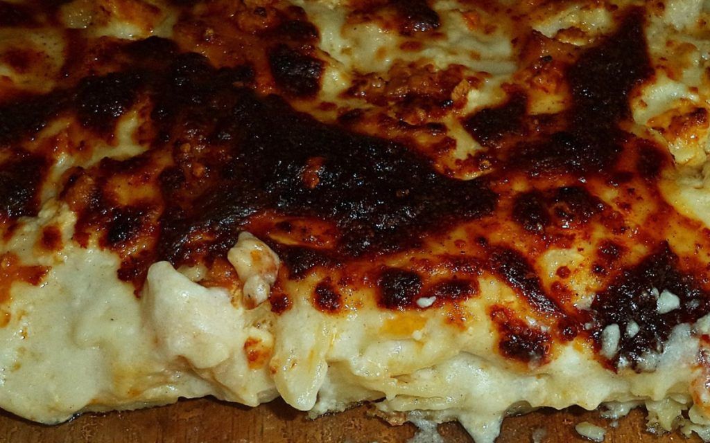 Φανταστικό σουφλέ ζυμαρικών με πένες και μπεσαμέλ τυριών από τη Σοφή Τσιώπου