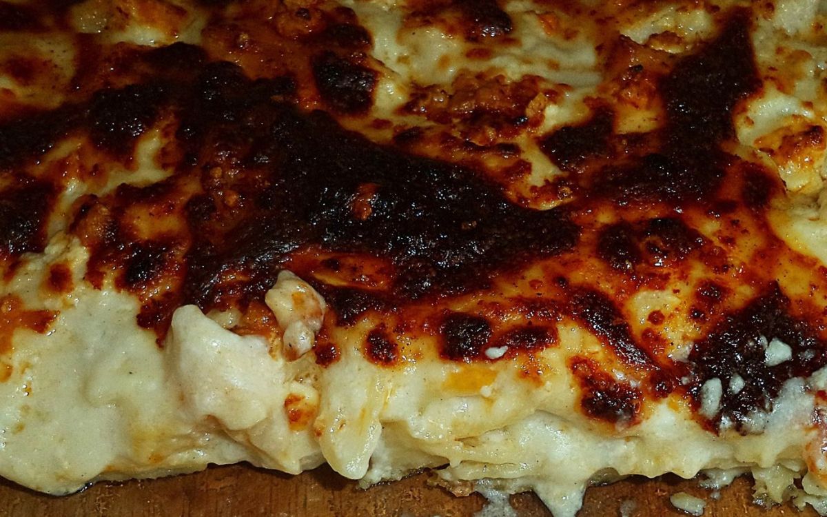 Φανταστικό σουφλέ ζυμαρικών με πένες και μπεσαμέλ τυριών από τη Σοφή Τσιώπου