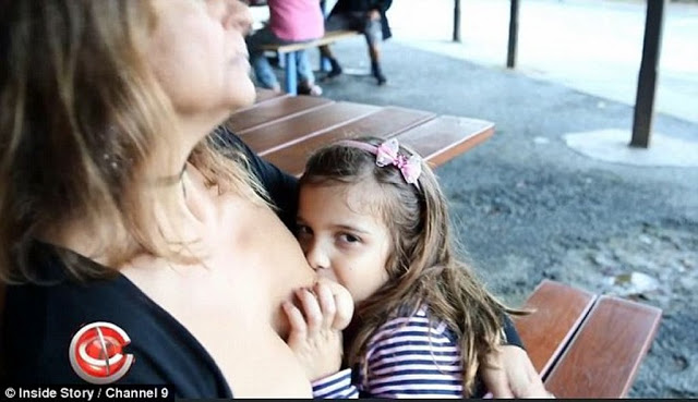 Την αποκαλούν παιδόφιλη επειδή θηλάζει την 6χρονη κόρη της:Μια 52 χρονη προκαλεί