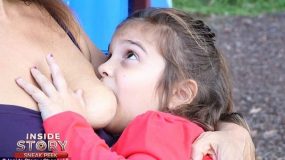 Την αποκαλούν παιδόφιλη επειδή θηλάζει την 6χρονη κόρη της:Μια 52 χρονη προκαλεί